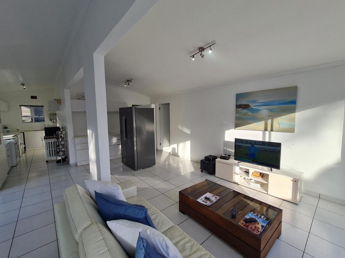 Four Bedroom Main 2 Bedroom Beachfront Ktl1 Holiday home *